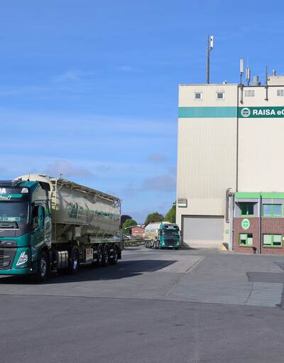 RAISA eG: Vor der Getreidemühle stehen große Silo-LKW´s