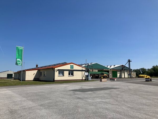 Du siehst den Standort Röbel, Warenlager mit Büros, Hallen und grüner Fahne.