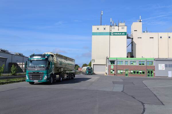 RAISA eG: Vor der Getreidemühle stehen große Silo-LKW´s
